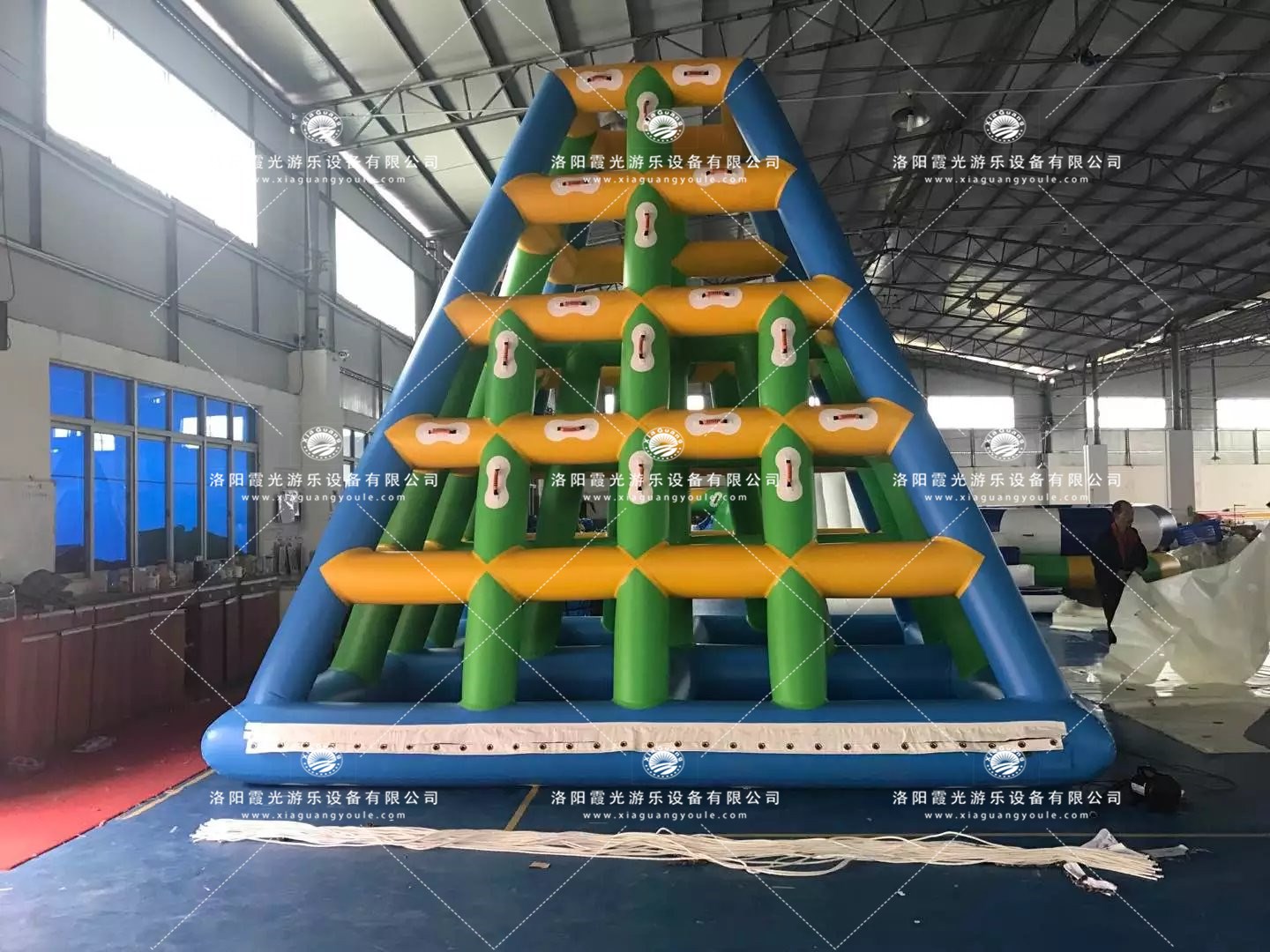 华南热作学院充气水上金字塔